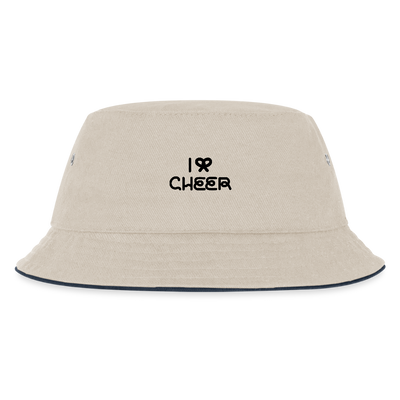 Zu sehen ist ein Bucket Hat in ecru/navy mit dem Aufdruck: I BOW (als Schleifensymbol) Cheer. Dies ist ein Fischerhut für Peewees.