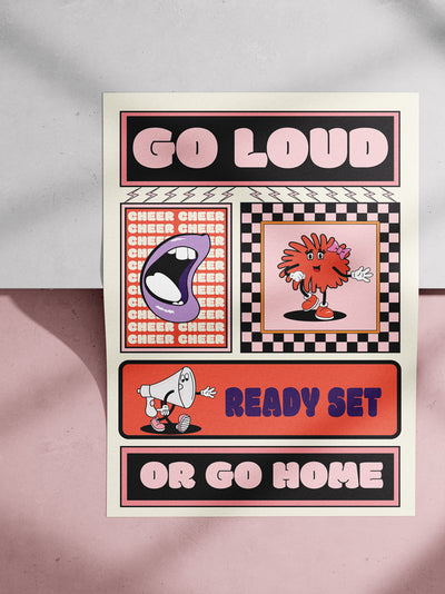 Poster liegt auf einer Kante. Es handelt sich um einen Betonboden mit Stufe. Im Bild sieht man moody Schatten. Auf dem Poster ist das Motiv: Go loud or go Home! Auf dem Poster sind mehrere Muster zu sehen Muster und ein Layout im Comiclook zu sehen. Man sieht einen schreienden Mund in lila und eine rote Pompomfigur mit Beinen, Armen und einer Haarschleife. Zu dem Sieht man eine Megaphonfigur mit Beinen und Armen. Daneben steht "ready set".