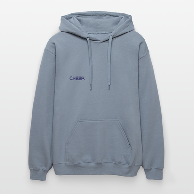 Ein hellblauer Pullover mit dem Wort Cheer vorne auf der rechten Brusthöhe. Es ist ein Hoodie mit Kapuze und Kordeln und Kangarootasche.