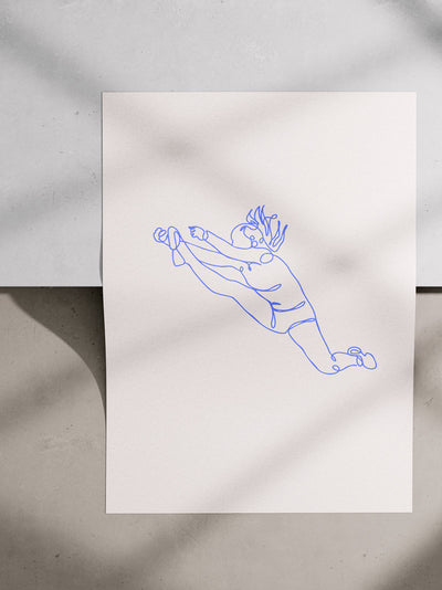 Poster liegt auf einer Kante. Es handelt sich um einen Betonboden mit Stufe. Im Bild sieht man moody Schatten. Auf dem Poster ist das Motiv: Jump als sogenannte One-Line Zeichnung. Der Hintergrund ist Offwhite und die Linie der Zeichnung Blau.