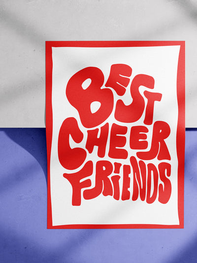Poster liegt auf einer Kante. Es handelt sich um einen Betonboden mit Stufe. Im Bild sieht man moody Schatten. Auf dem Poster ist das Motiv: "Best Cheer Friends" in rot mit rotem Rand.