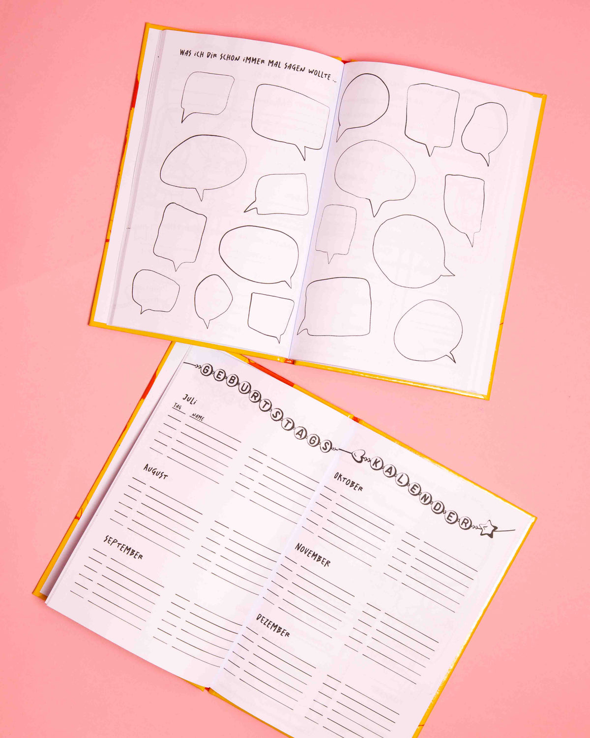 Zwei aufgeklappte Bücher des Cheerleading Freundebuchs für Peewees liegen auf rosafarbenem Papier. Das eine Buch ist aufgeschlagen beim Geburtstagskalender und das andere bei einer Seite mit Sprechblasen.