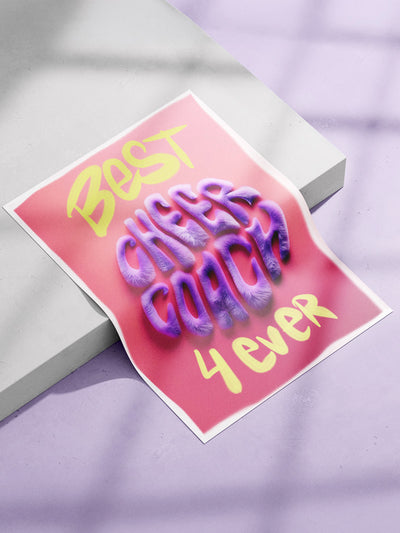 Poster liegt auf einer Kante. Es handelt sich um einen Betonboden mit Stufe. Im Bild sieht man moody Schatten. Auf dem Poster ist das Motiv: Best Cheer Coach forever. Der Hintergrund ist Pink. Die Aufschrift Best und 4-ever sind in gelb und als Tag über dem restlichen Bild. Cheer Coach ist in lila Plüsch Buchstaben zu sehen.