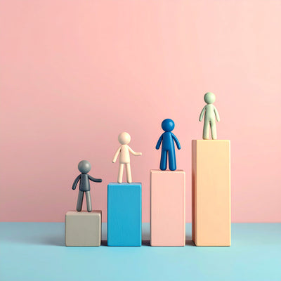 Stilisierte Figuren auf Holzklötzen in Pastelfarben. Die Klötzchen werden von Klötzchen zu Klötzchen immer höher. Es soll Mitgliederwachstum symbolisieren.