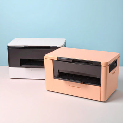 Corallefarbener und weißer Drucker auf pastellfarbenem Untergrund und türkisfarbenem Hintergrund. Die Drucker symbolisieren Print on demand.