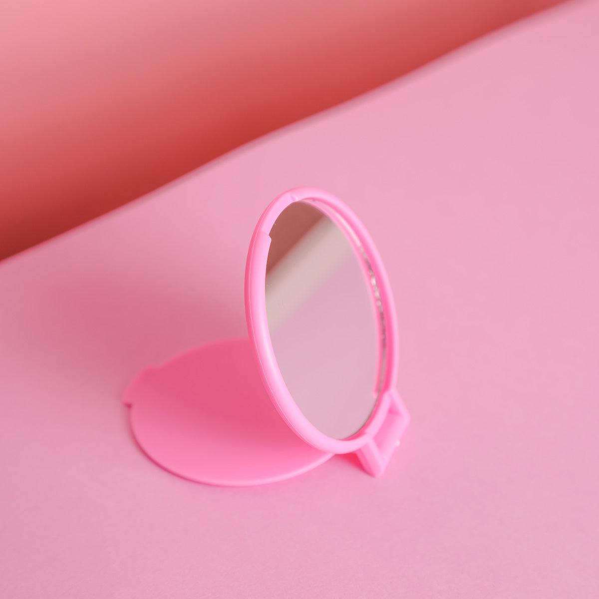 Cheerleader Handspiegel aufklappbar in Rosa zum Aufstellen auf rosafarbenem Hintergrund