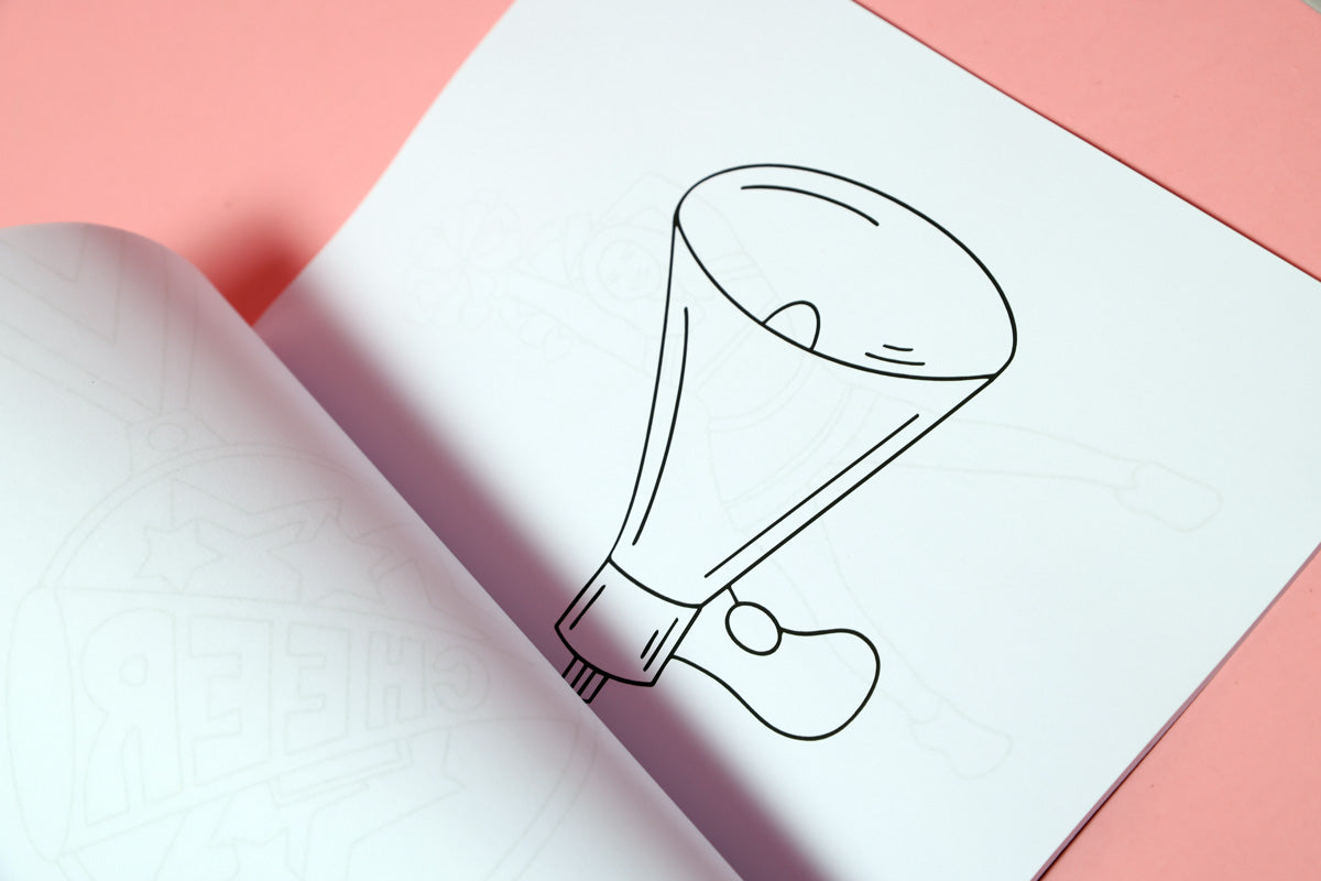 Blick ins Malbuch mit dem Thema Cheerleading. Hier ist ein Megaphone zum Ausmalen auf der Seite. 