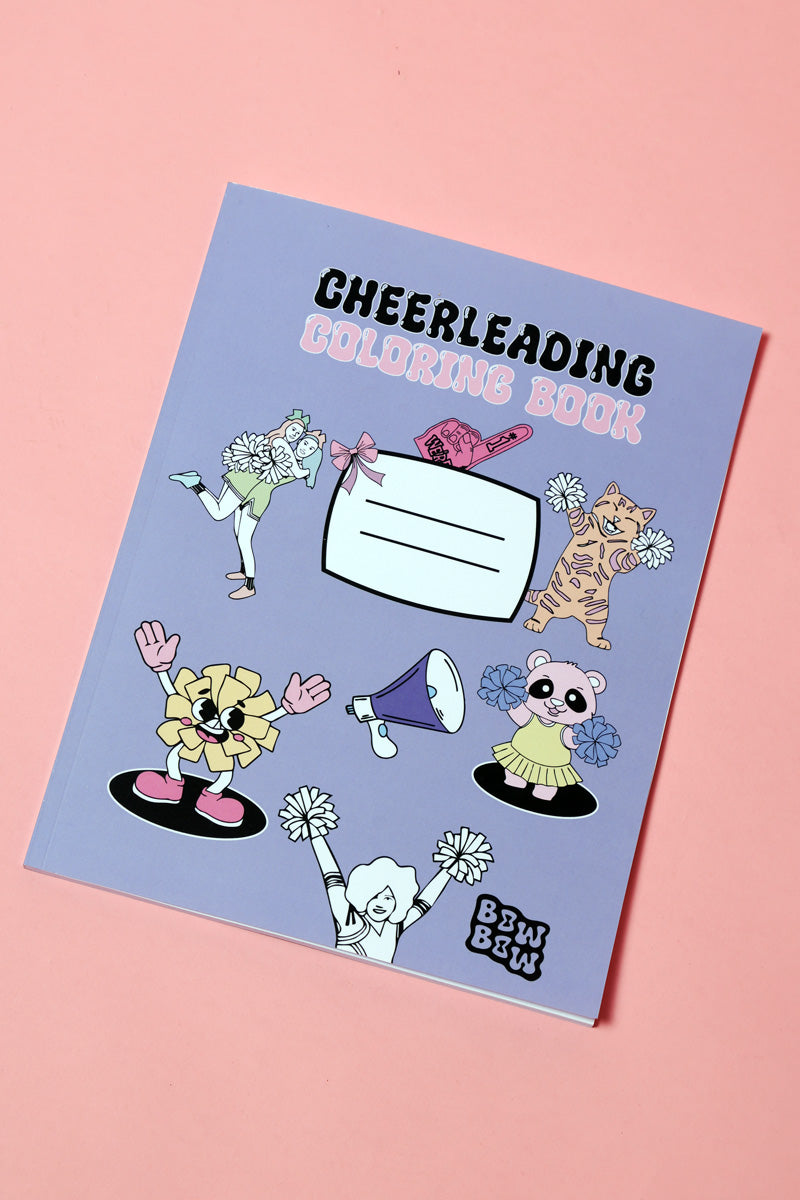 Cover des Malbuchs: Cheerleading Coloring Book. Auf dem Cover kann man seinen Namen eintragen. Es sind ausgemalte Cheerleading Motive aus dem Ausmalbuch auf dem Cover zu sehen. Unten rechts ist das Logo des Shops: Bow Bow. Das Buch mit lila hintergrund liegt auf einem rosafarbenem Papier.