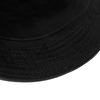 Zu sehen ist ein Bucket Hat in schwarz mit dem Aufdruck:  Cheer in einer Detailaufnahme. Man erkennt gut die Ziernähte in schwarz auf der Krampe. Der Hut ist angeschnitten und verschwindet in der oberen linken Ecke.