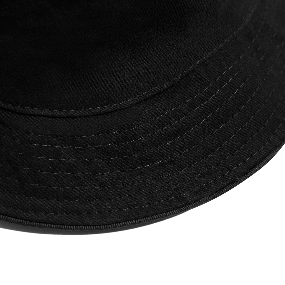 Zu sehen ist ein Bucket Hat in schwarz mit dem Aufdruck:  Cheer in einer Detailaufnahme. Man erkennt gut die Ziernähte in schwarz auf der Krampe. Der Hut ist angeschnitten und verschwindet in der oberen linken Ecke.