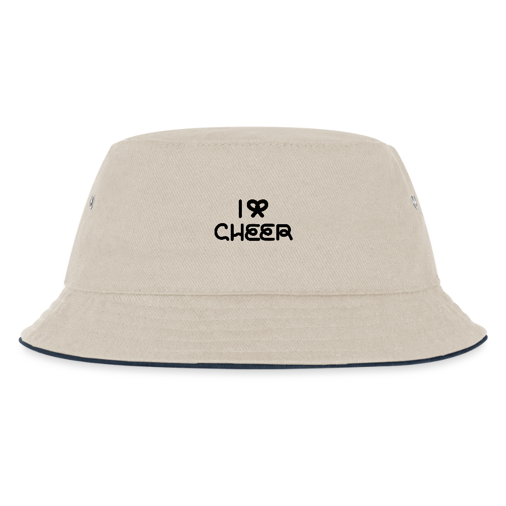 Zu sehen ist ein Bucket Hat in ecru/navy mit dem Aufdruck: I BOW (als Schleifensymbol) Cheer. Dies ist ein Fischerhut für Peewees.