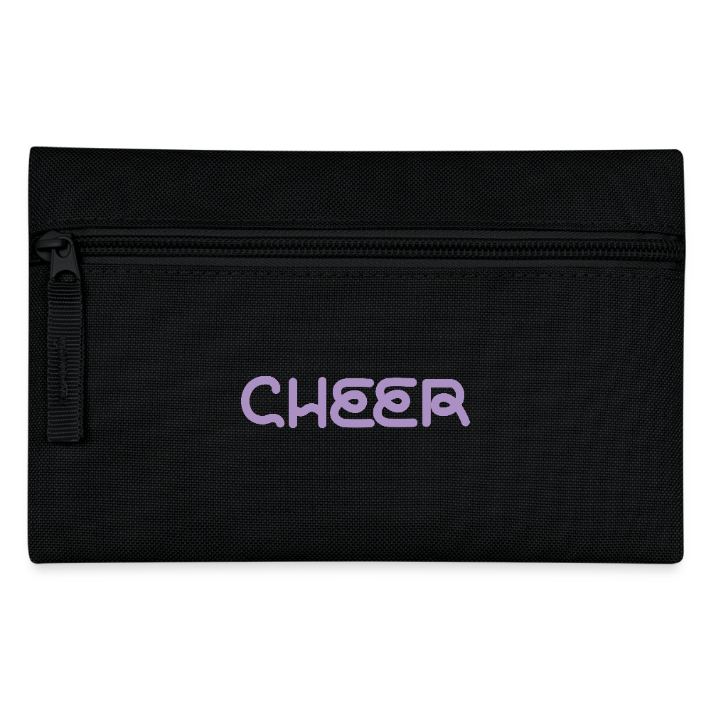 Cheer – Federetui in Schwarz mit Lila Aufschrift: Cheer. Das Etui hat einen Reißverschluss.