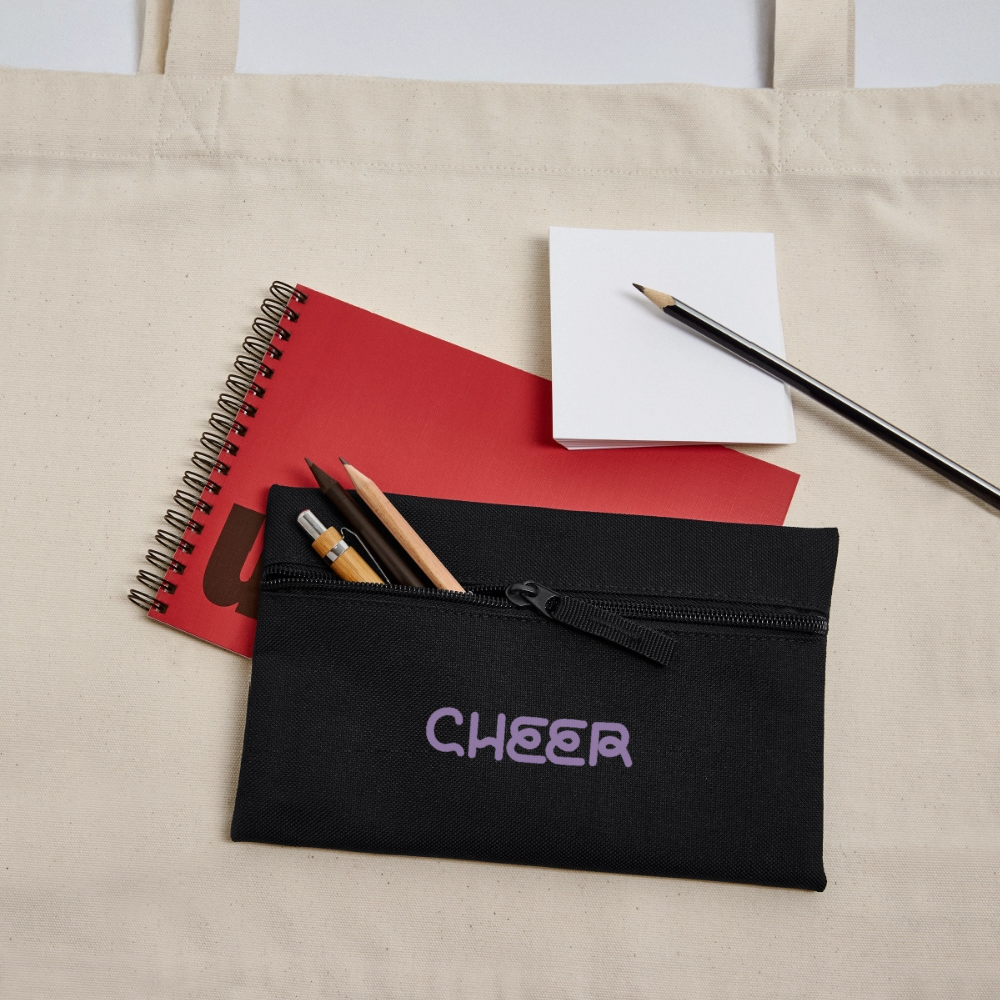Cheer – Federetui in Schwarz mit Lila Aufschrift: Cheer. Das Etui hat einen Reißverschluss. Es liegt auf einem roten Block und Stifte chauen raus.