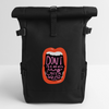 Cheer Roll Top Backpack in schwarz auf weißem Hintergrund. der Rucksack hat seitliche Gurt-Justierungen und Seitentaschen für z.B. Flaschen. Auf dem Motiv ist eine weit offene Lippe mit Zähnen zu sehen. In der Öffnung vom Mund steht: Don't mess with my cheer squad please. 