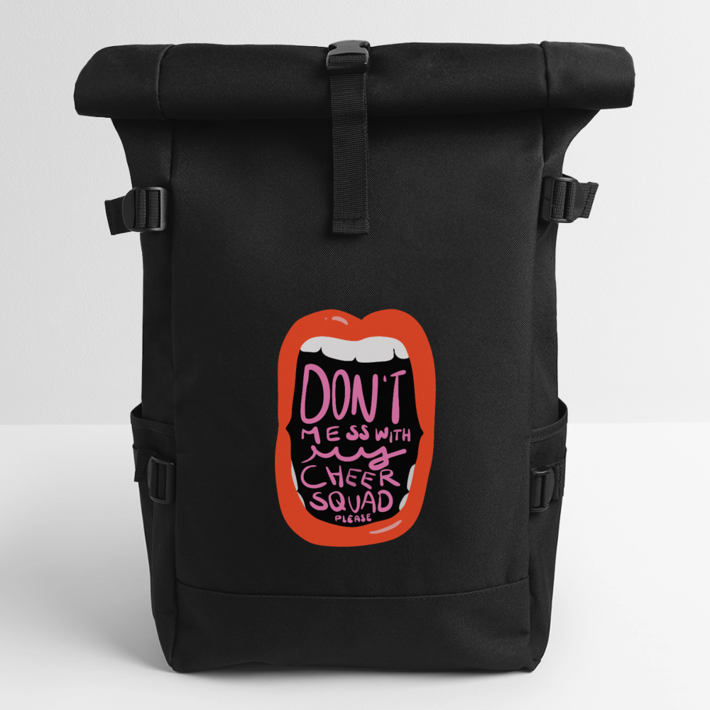 Cheer Roll Top Backpack in schwarz auf weißem Hintergrund. der Rucksack hat seitliche Gurt-Justierungen und Seitentaschen für z.B. Flaschen. Auf dem Motiv ist eine weit offene Lippe mit Zähnen zu sehen. In der Öffnung vom Mund steht: Don't mess with my cheer squad please. 