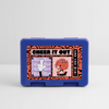 Cheerleader Lunchbox in royal blue steht vor weißem Hintergrund auf weißem Untergrund. Auf der Dose ist ein Comicmitiv mit der Aufschrift: Cheer it out for the Win auf einem rot schwarzem Muster. Außerdem sieht man hier einen Pompom mit Armen und Meinen und Haarschleife, wie auch Augen. Die Pompomfigur pfeift. Zudem gibt es noch eine Comichand mit gekreuzten Fingern.