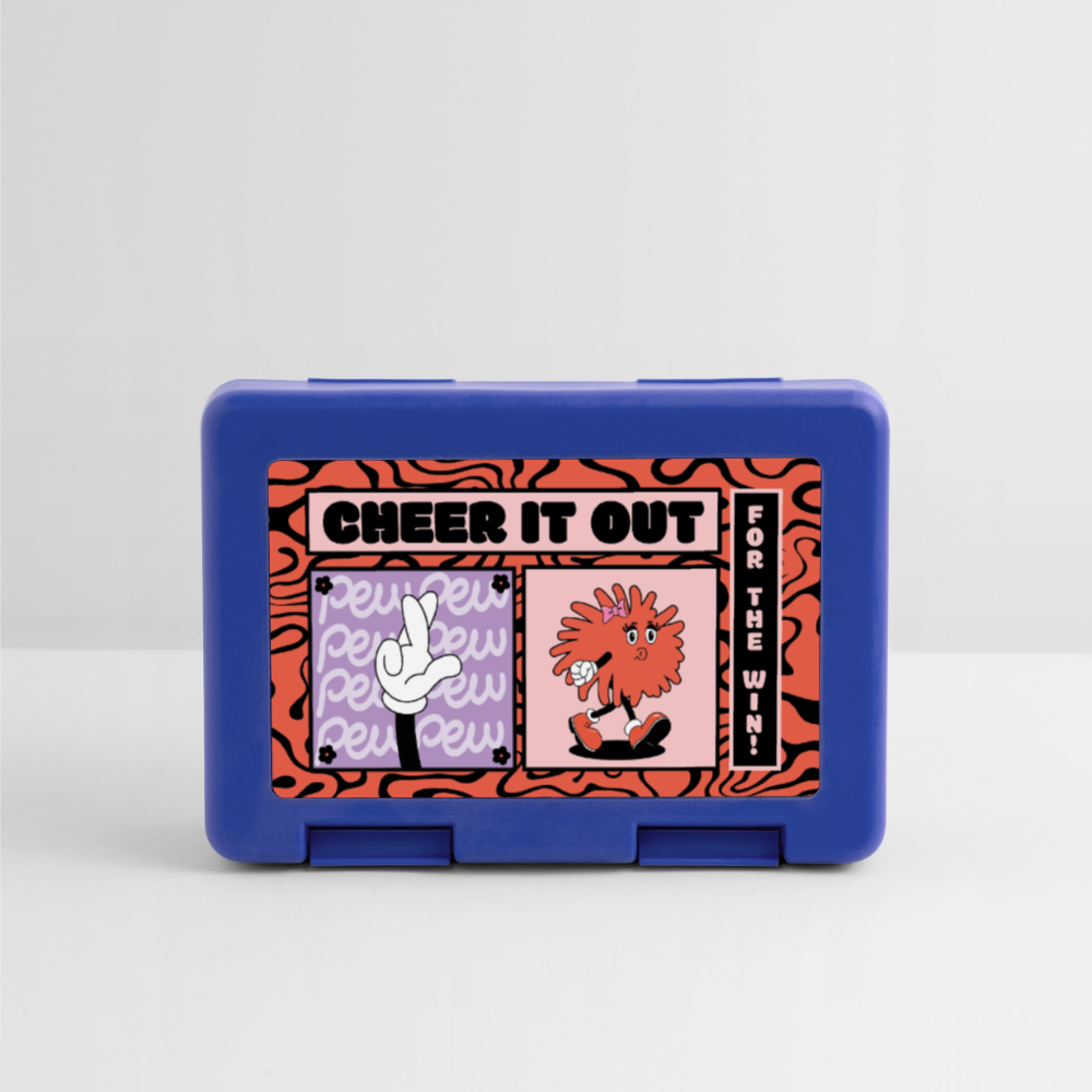 Cheerleader Lunchbox in royal blue steht vor weißem Hintergrund auf weißem Untergrund. Auf der Dose ist ein Comicmitiv mit der Aufschrift: Cheer it out for the Win auf einem rot schwarzem Muster. Außerdem sieht man hier einen Pompom mit Armen und Meinen und Haarschleife, wie auch Augen. Die Pompomfigur pfeift. Zudem gibt es noch eine Comichand mit gekreuzten Fingern.