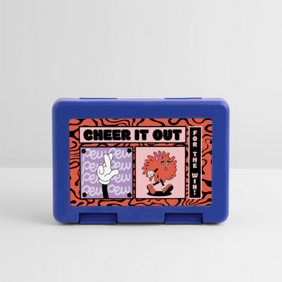 Cheerleader Lunchbox in royal blue steht vor weißem Hintergrund auf weißem Untergrund. Auf der Dose ist ein Comicmitiv mit der Aufschrift: Cheer it out for the Win auf einem rot schwarzem Muster. Außerdem sieht man hier einen Pompom mit Armen und Meinen und Haarschleife, wie auch Augen. Die Pompomfigur pfeift. Zudem gibt es noch eine Comichand mit gekreuzten Fingern.