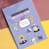 Cheerleading Coloring Book Cover mit farbiigen Illustrationen rund um das Thema Cheerleading. In der Mitte ist ein Namensfeld und unten rechts das Logo von Bow Bow. Das Buch liegt auf gelbem und kupferfarbenem Papieruntergrund. Obendrüber ist ein Schatten von Blumen, der rein dekorativ ist. 