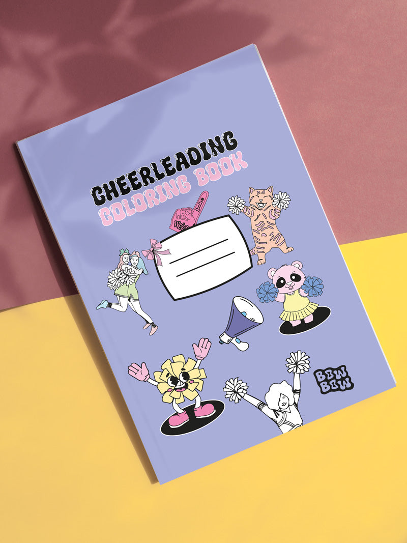 Cheerleading Coloring Book Cover mit farbiigen Illustrationen rund um das Thema Cheerleading. In der Mitte ist ein Namensfeld und unten rechts das Logo von Bow Bow. Das Buch liegt auf gelbem und kupferfarbenem Papieruntergrund. Obendrüber ist ein Schatten von Blumen, der rein dekorativ ist. 