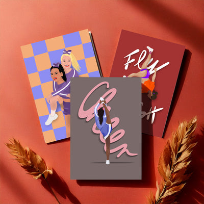 Postkartenset bestehend aus drei Postkarten mit unterschiedlichen Illustrationen von Cheerleadern. Die Karten liegen auf einem Orangefarbenem Untergrund. In den Ecken rechts und linsk sind Trockenblumen in beige. 