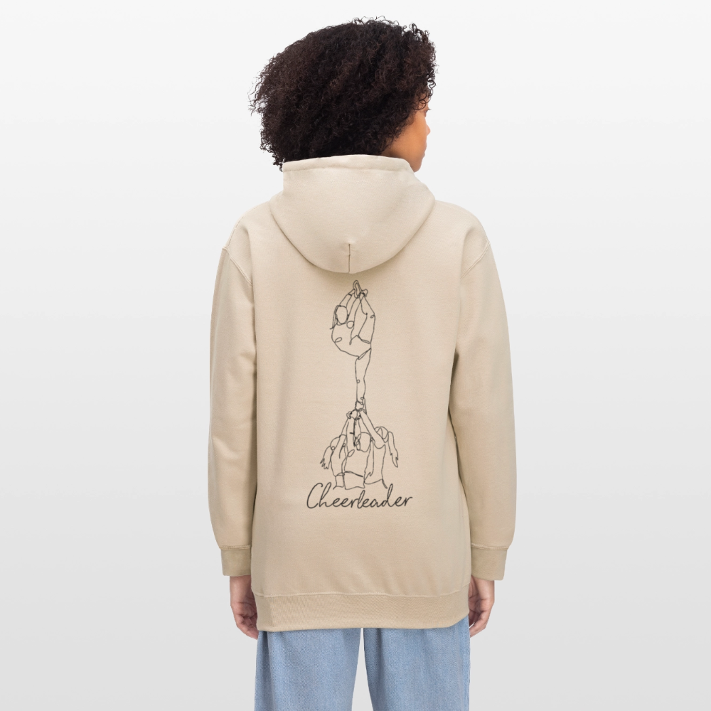 Groupstunt Hoodie One Line Scorpion - Cheerleader in der Farbe sand wird von einer dunkelhäuftigen Person mit Mittellangen Locken und Jeanshose getragen. Die Person steht vor weißem Hintergrund.