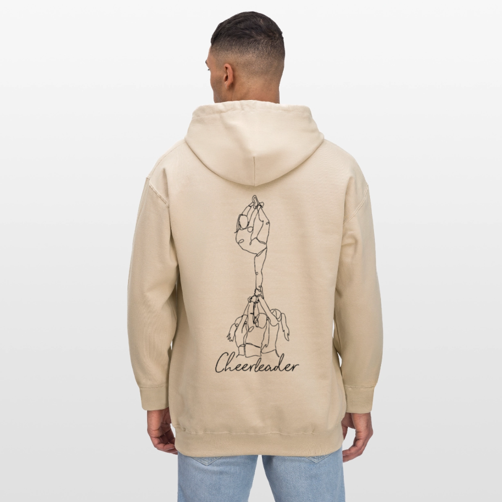 Groupstunt Hoodie One Line Scorpion - Cheerleader in der Farbe sand wird von einer männlich gelesenen Person mit kurzen Haaren und Jeanshose getragen. Die Person steht vor weißem Hintergrund.