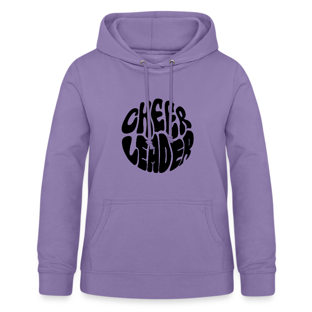 Hoodie mit Kapuze und Kangaroopocket. Die Kapuze hat Schnüre. Der Aufdurck ist: Cheerleader in einem runden Kreis in wobbly Schrift. Der Pullover ist lavendel.