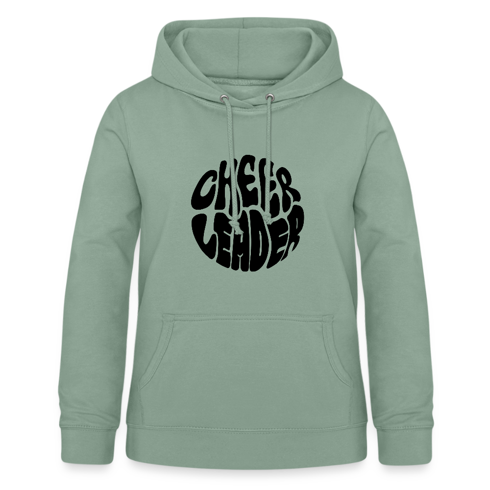 Hoodie mit Kapuze und Kangaroopocket. Die Kapuze hat Schnüre. Der Aufdurck ist: Cheerleader in einem runden Kreis in wobbly Schrift. Der Pullover ist stahlgrün.