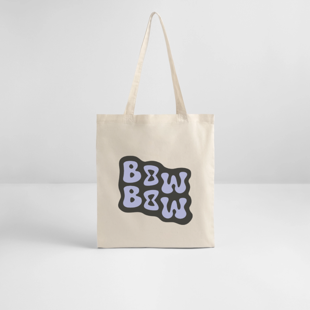 Jutetasche  in naturfarben mit dem BOW BOW Logo in Lila/Schwarz. Die Tasche ist in weißem Hintergrund fotografiert. 