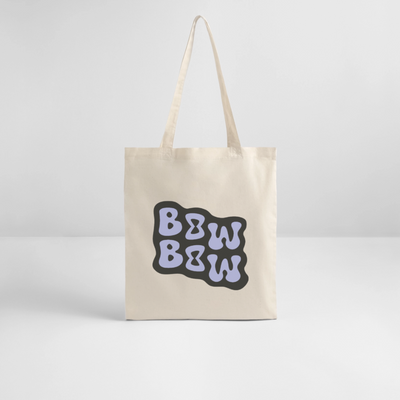 Jutetasche  in naturfarben mit dem BOW BOW Logo in Lila/Schwarz. Die Tasche ist in weißem Hintergrund fotografiert. 