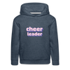 Kinder Hoodie mit Kapuze und Kangaroopocket.  Der Aufdurck ist: Cheerleader in lila,weiß, rosa Pixelschrif. Der Pullover ist heather denim.
