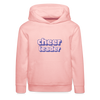 Kinder Hoodie mit Kapuze und Kangaroopocket.  Der Aufdurck ist: Cheerleader in lila,weiß, rosa Pixelschrif. Der Pullover ist rosa.