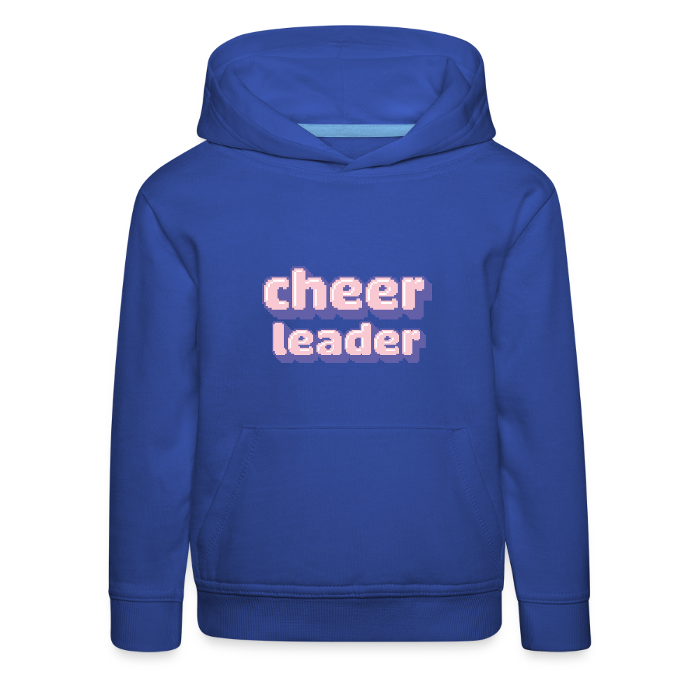Kinder Hoodie mit Kapuze und Kangaroopocket.  Der Aufdurck ist: Cheerleader in lila,weiß, rosa Pixelschrif. Der Pullover ist royal blau.