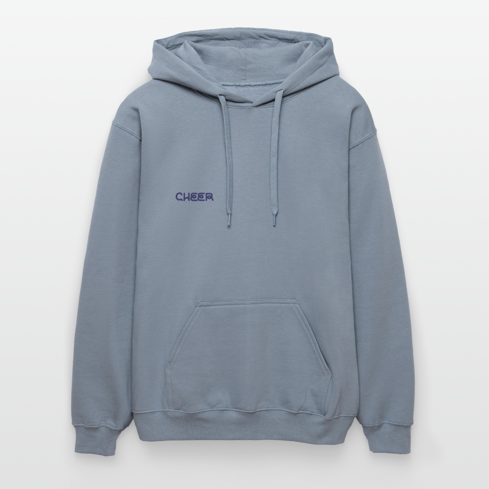 Ein hellblauer Pullover mit dem Wort Cheer vorne auf der rechten Brusthöhe. Es ist ein Hoodie mit Kapuze und Kordeln und Kangarootasche. 