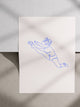 Poster liegt auf einer Kante. Es handelt sich um einen Betonboden mit Stufe. Im Bild sieht man moody Schatten. Auf dem Poster ist das Motiv: Jump als sogenannte One-Line Zeichnung. Der Hintergrund ist Offwhite und die Linie der Zeichnung Blau. 