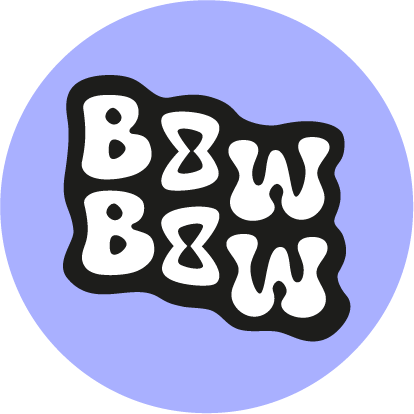 Bow Bow Logo auf lilafarbenem Kreis. Wobly Schrift mit kleinen Schleifen in den O's. Schrift ist weiß-schwarz.