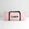 Sporttasche in rosa mit grauen Griffen und der Aufschrift Cheer.Die Tasche liegt in einem weißen Studio-setting. Die Tasche ist beidseitig bedruckt. 