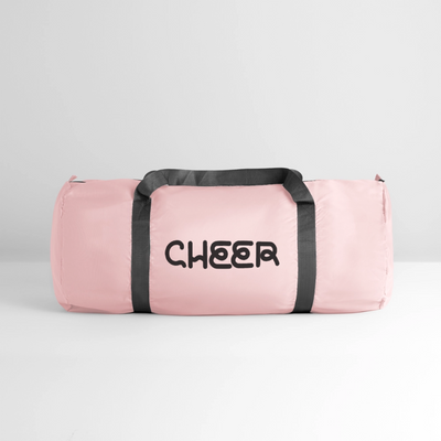 Sporttasche in rosa mit grauen Griffen und der Aufschrift Cheer.Die Tasche liegt in einem weißen Studio-setting. Die Tasche ist beidseitig bedruckt. 