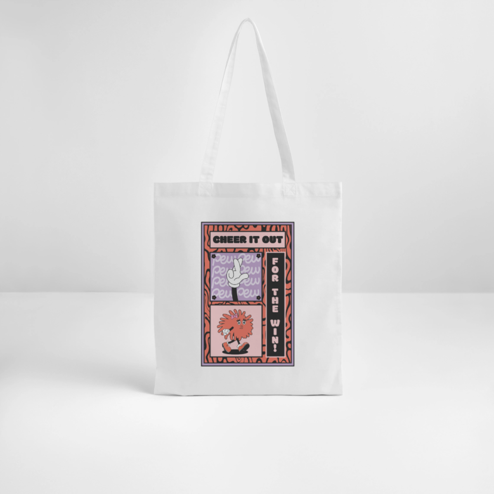 Tote Bag in weiß mit dem Motiv cheer it out for the win im illustrativem Comictslye gehalten in den Farben Rosa, Rot und Schwarz und dem Symbol Pompom und einer Hand mit überkreuzten FIngern. Die Tasche steht auf weißem Untergrund vor einer weißen Wand.