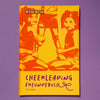 Cheerleading Freundebuch für Peewees. Das gelb-orangefarbene Buch liegt auf lilafarbenem Hintergrund.