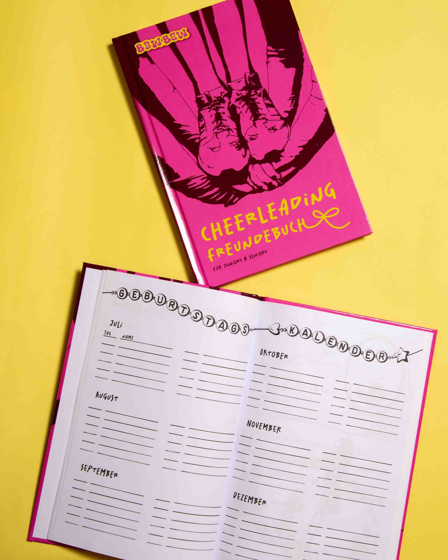 cheerleading freundebuch für Juniors und Seniors. Man sieht einmal die Front und einmal ein aufgeschlagenes Buch mit einem Geburtstagskalender.