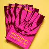 Cheerleading Freundebuch für Juniors und Seniors. 4 Bücher liegen über einander aufgefächert auf gelbem Hintergrund.
