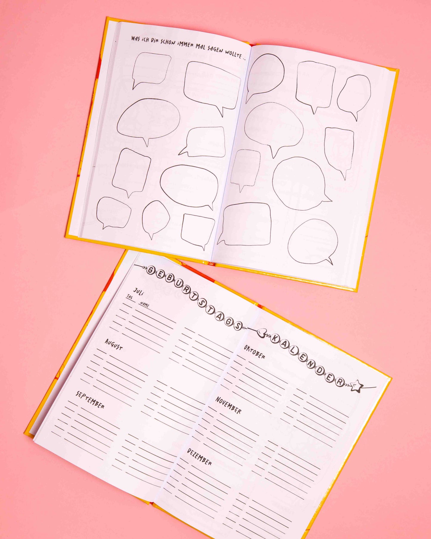 Zwei aufgeklappte Bücher des Cheerleading Freundebuchs für Peewees liegen auf rosafarbenem Papier. Das eine Buch ist aufgeschlagen beim Geburtstagskalender und das andere bei einer Seite mit Sprechblasen.