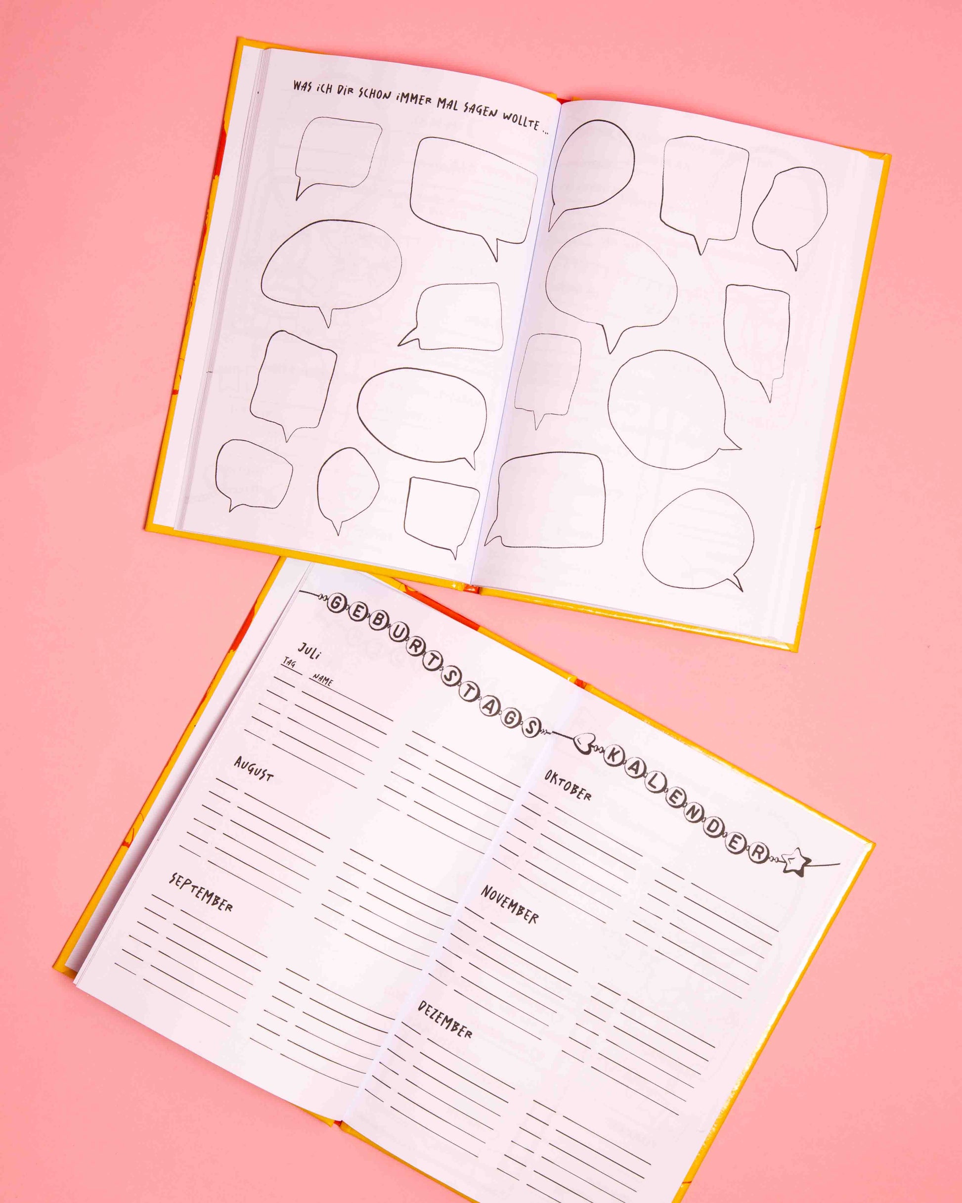 Zwei aufgeklappte Bücher des Cheerleading Freundebuchs für Peewees liegen auf rosafarbenem Papier. Das eine Buch ist aufgeschlagen beim Geburtstagskalender und das andere bei einer Seite mit Sprechblasen.
