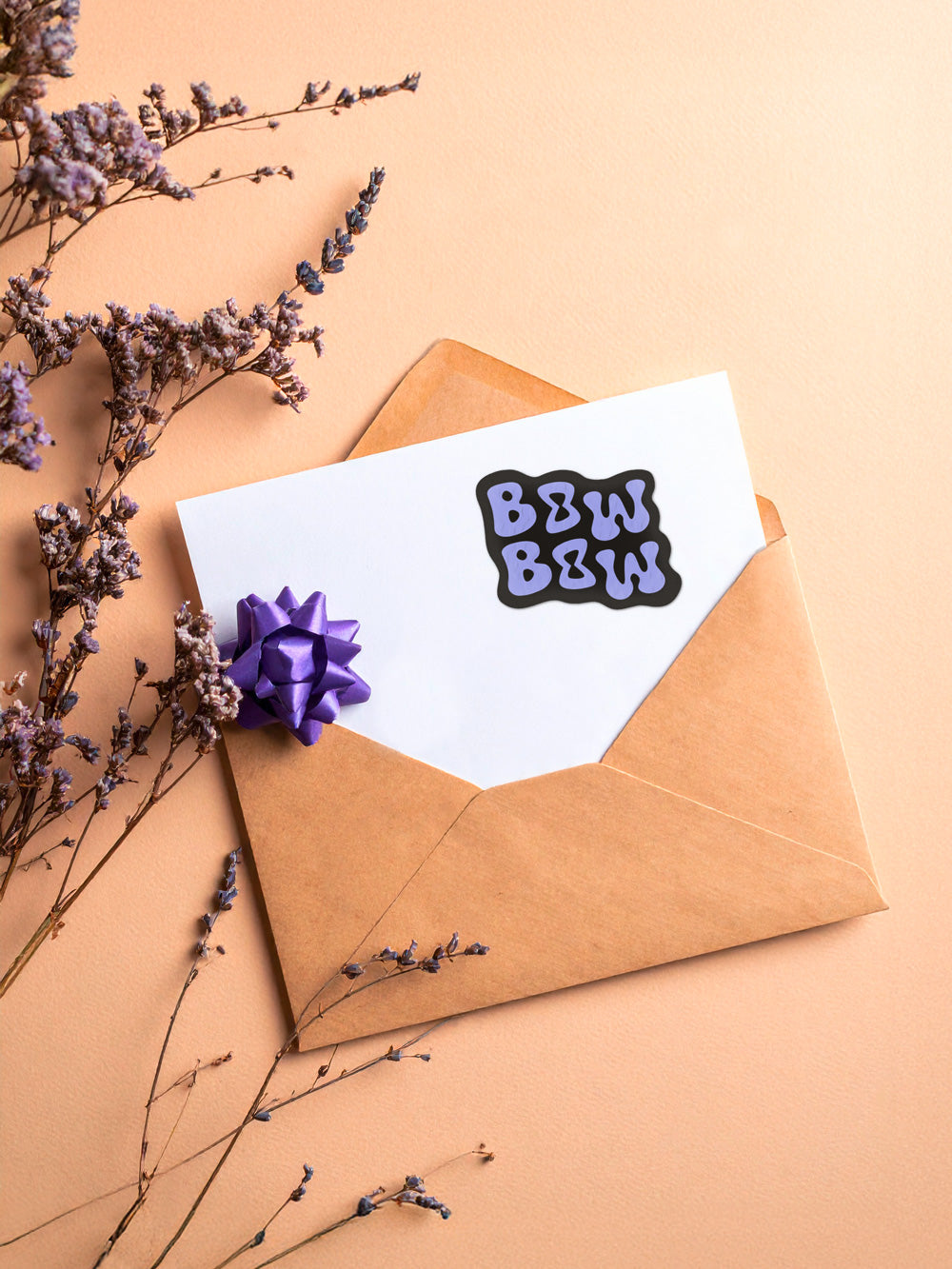 Bild von einem Geschenkgutschein in einem beigen Umschlag mit Lavendel drumerhum auf beigem Hintergrund. Das Logo vom Bow Bow Shop ist zu sehen. 