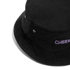 Zu sehen ist ein Bucket Hat in schwarz mit dem Aufdruck:  Cheer in einer Detailaufnahme. Der Hut ist angeschnitten und verschwindet in der oberen rechten Ecke.