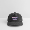 Cheerleader Pixelart Motiv auf einer Relaxed Vintage Cap in der Farbe vintage black auf weißem Hintergrund liegend.