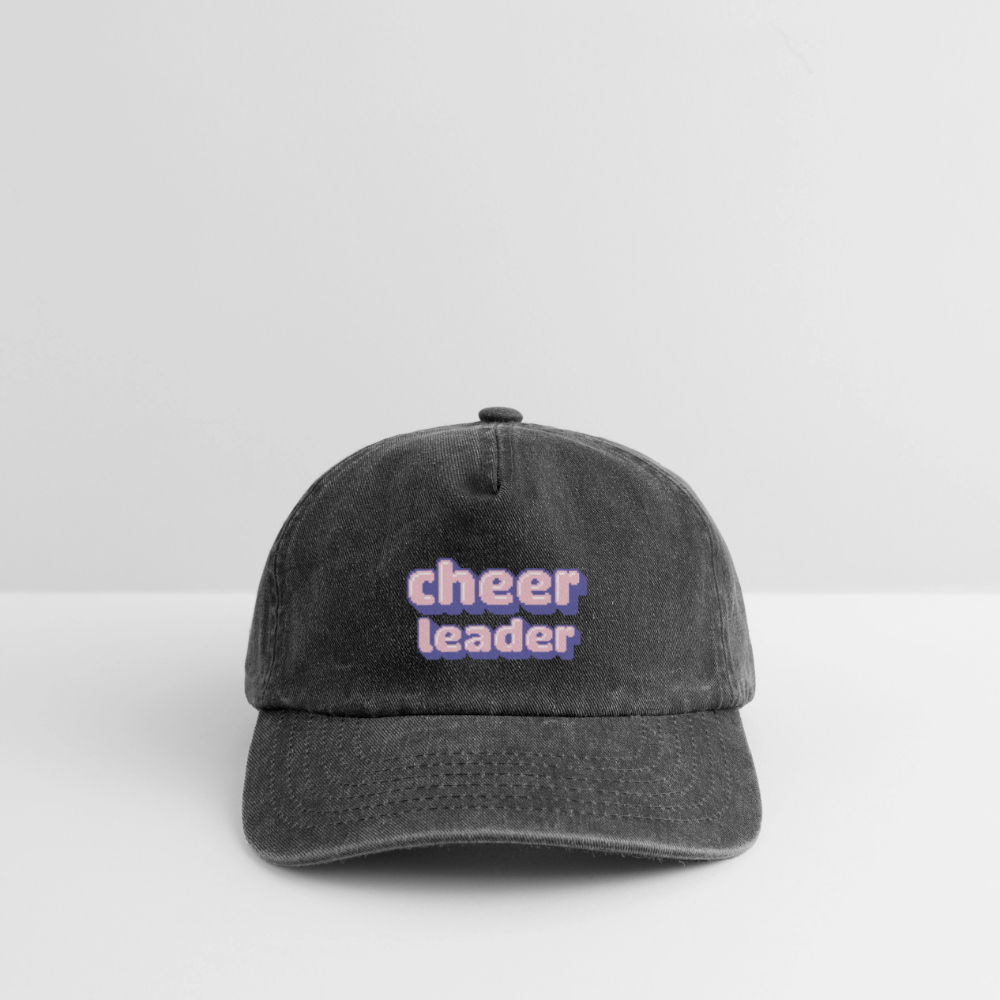 Cheerleader Pixelart Motiv auf einer Relaxed Vintage Cap in der Farbe vintage black auf weißem Hintergrund liegend.