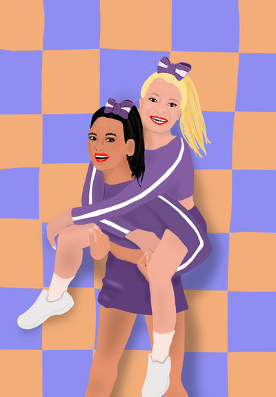 Postermotiv: Cheer Friends. zwei weiblich gelesene Personen zeigen sich Huckepack. Der Hintergrund ist lila hell-orange kariert. Die Figuren tragen eine lila farbene  Cheerleadinguniform. Die eine Figut ist  hellhäutig und blond und die andere dunkelhäutig und schwarzhaarig. Beide tragen eine Lila Schleife auf ihrem Zopf. Die Figuren sind illustriert.